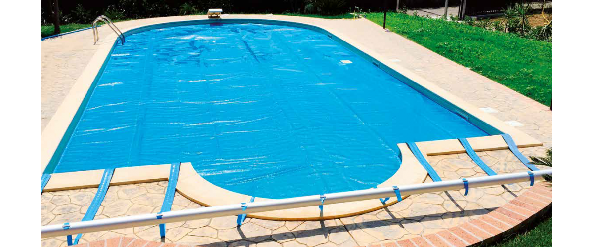 Isothermal covers for swimming pools